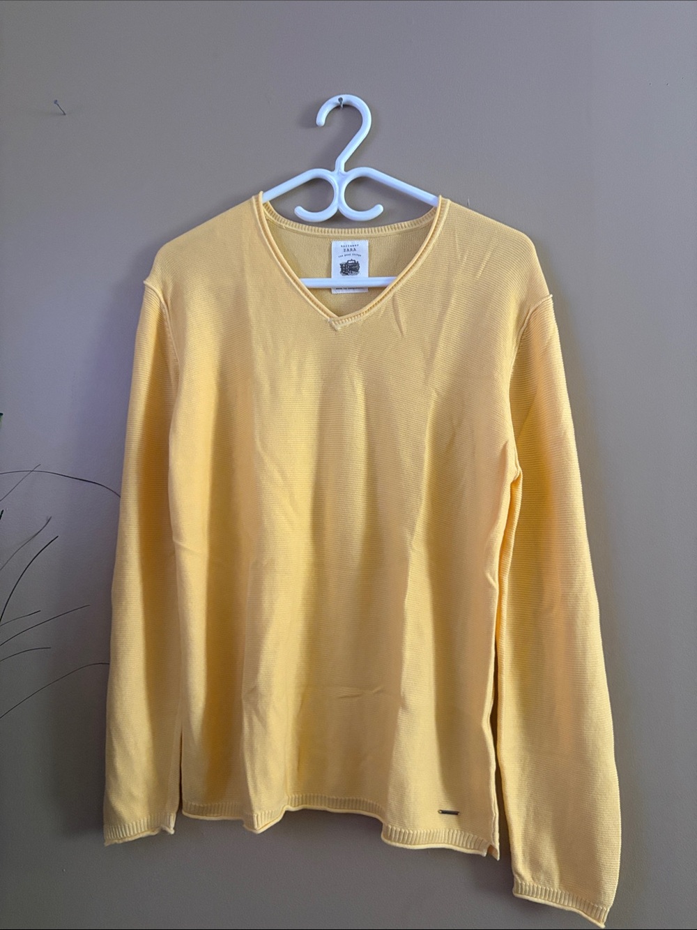 Zara Men's V-Neck Sweater in Pale Yellow